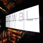 DOWBL CAFE - 大型モニターでイメージビデオが流れています