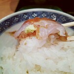茜坂大沼 - 鯛に胡麻だれを絡めて、先ずは一口