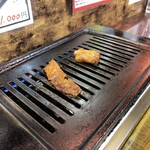 焼肉かぼちゃ亭 - ロースターでお肉を焼きます♪