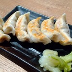 nikujirugyouzanodandadan - 焼餃子寄り。大きめの餃子が6個です。