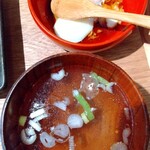 肉汁餃子のダンダダン - スープと温泉玉子。どちらも美味しい！