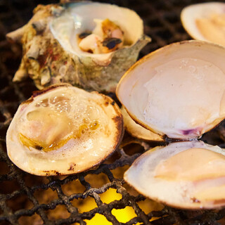 備長炭を使用した炭火で頂く『活貝炭火焼き(浜焼き)』が人気。