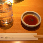 大東園 - まずはお水とお箸とタレが。