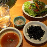 大東園 - 次にサラダ、小鉢（塩辛）これが美味しかった、韓国風岩のり？（メニューではナムル）初体験で美味かった。