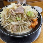 麺屋信玄 - 勘助 870円　とんこつベースのスープにおいしい肉野菜炒めが載っている感じ。麺は加水多めのプリプリ。ニンニクを絡めると不思議と二郎味になる。カクテキのような大根漬けは割としょっぱいのでアクセントが良い