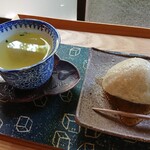 Soba Dokoro Ajiki Dou - 蕎麦粉で作る甘味です。蜂蜜そば団子。綾部産の蜂蜜を。黒蜜もあります。