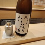 鮨 おおが - 冷酒は福岡県の大賀酒造の純米吟醸、鮨おおがオリジナルラベル