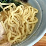 すけちゃんラーメン - 丸山製麺(株)の麺は太めでツルシコな食感。