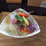 とんかつ成蔵 - サラダ。キャベツの切り方が良いらしく かなり美味しい。