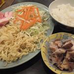 おうさか苑 - 「そばめし」には、是非、油かすを追加して！