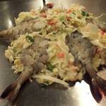 おうさか苑 - 焼いている最中の「車えび玉」：放射状に並べて、海老の尻尾を外に向けるのは
      “後のお楽しみ”の為の準備！
      