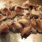 おうさか苑 - 油かすを炒めた時に滲み出る、
      コク豊かな脂は、「お好み焼き」以外にも「そばめし」「焼きうどん」「焼きそば」にも合う！
      