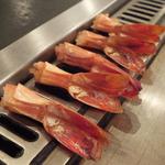 おうさか苑 - 鉄板の下から上がってくる熱風で
      カリッカリになった尻尾は、
      極上のおつまみに大変身するんです♪
      