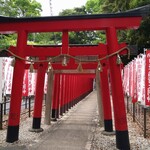 タイ料理 メーパオ - 鵜森神社の中のお稲荷さん