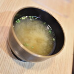 天串にしおか - 桜トロ丼（１，０５０円）の味噌汁２０２１年６月