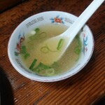ラーメンハウスミニ - ニンニクチャーハン大盛りに付いてくるスープ
