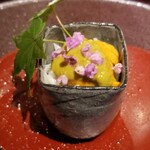 馳走 啐啄一十  - ②毛蟹の若蟹(北海道噴火湾産)の解し身、蟹味噌&蝦夷馬糞雲丹(北海道函館産)載せ
      蟹味噌をソースとして掛けあります
      紫蘇の花を散らして雅な仕上がり
      毛蟹と蝦夷馬糞雲丹を混ぜて味わい二重奏