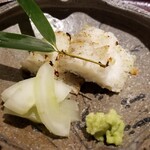 馳走 啐啄一十  - ④鱧(愛媛県伊予灘産)の焼き落とし、加賀胡瓜添え
      鱧の産卵期は夏、旬は初夏と晩秋の2回
      軟らかい砂底に生息する鱧を使い、皮が軟らかいものだけ使用します
      加賀胡瓜がシットリして◯