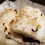 馳走 啐啄一十  - ④鱧(愛媛県伊予灘産)の焼き落とし、加賀胡瓜添え
      丁寧に骨切り後、表面をパリッと炭火で焼いてありますが、中身はしっとりとした食感が残っており、複雑な味わいが楽しい