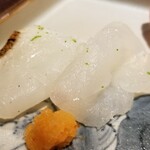 馳走 啐啄一十  - ⑦炙り虎魚(愛媛県産、3日寝かせ)
      身は河豚と同じく低脂肪、肝に脂を溜め、皮下にコラーゲンや身にアミノ酸を蓄え旨みも抜群
      3日寝かせた後に炙ることで穏やかながらも上質な旨み&甘みを更に引き出しています