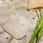 馳走 啐啄一十  - ⑪鞘大根
      初めて頂きました
      大根はアブラナ科の一種で、収穫せずにそのまま育てると菜の花を咲かせ、その後に出来る実の部分
      鞘が若くまだ軟らかいうちに収穫したもの
      青首大根を優しくした様な味わい