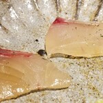 馳走 啐啄一十  - ⑬醤油洗い縞鯵(静岡県駿河湾産、サスエ前田魚店、10日熟成)
      産卵期は秋～冬、旬は夏～秋
      食感は10日熟成でなくサク感があり旨みは10日熟成という異次元な仕立て
      脂がのり旨味も抜群、後味はスッキリ