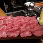 馳走 啐啄一十  - ⑰榊山牛(広島県熊野産)
      ・肉質4等級以上の黒毛和牛
      ・32ヶ月以上の長期肥育(生体熟成)
      ・自牧場での餌の配合
      身体を作るのは食べている餌、美味しさに拘ると餌に拘るしかないそう