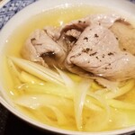 馳走 啐啄一十  - ⑰榊山牛の出汁(真昆布&いりこ、鰹節、鯖節、あご節)しゃぶしゃぶ、新玉葱(兵庫県淡路島産)
      榊山牛は肉の味が強い！ので出汁しゃぶする位が好み
      生体熟成すると脂の融点が下がり口溶けが凄い