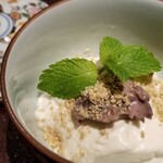 馳走 啐啄一十  - ⑳白胡麻プリン、粒餡&ミント載せ
      モチモチぶるぶるな食感と控えめな甘さ
      滑らかな口溶け
      こし餡も溶ける様な円やかさ
      白胡麻の香りが宴の終演を彩ります