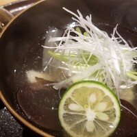 馳走 啐啄一十  - ⑤鮎魚女(愛媛県産)と木耳(岡山県美作産)の利尻昆布&血合い抜き鮪節のお椀
                      利尻昆布出汁は透明感がありながらも輪郭がはっきりしたキレのある味わい
                      血合いを取り除いた鮪節は透明感と濃い旨みを両立します