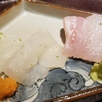 馳走 啐啄一十  - ⑥虎魚(愛媛県産、1日半寝かせ)
                    産卵期は初夏～夏、旬は通年
                    浅い寝かせを細胞の並びと逆目に包丁を入れ、細胞を破壊して旨みを感じ易くしています
                    3日寝かせよりも表面に水分を感じる写真なのはそのため