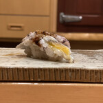 鮨 いとう - 賛否両論か⁉︎オスの身と、メスの卵が一貫に…綺麗でまたツメがよい