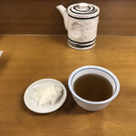とんかつ いちかつ - 大根の漬物と麦茶とソース