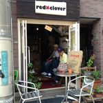 三軒茶屋珈琲 red clover - 外観、席は店の外までははみ出している