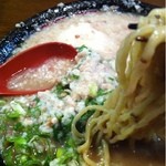 無鉄砲  - 豚骨ラーメン（麺持ち上げ）_2012年10月