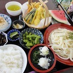 Tampopo - 【日替定食】天ぷらとうどんの定食（700円） 夜の日替わり定食は100円高になります