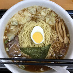 らーめんどんぐり - 急いで、大盛り分の麺をスープに沈めないと。