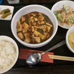 中国菜 香味 - 四川麻婆豆腐ランチ（金、土限定）　950円
            （ライス、サラダ、小付け、スープ付き）