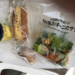 セブンイレブン - 料理写真:パン・サラダ・おにぎり