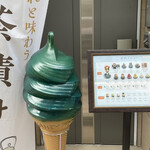Ginza Fukurokuju - 店頭メニュー看板とソフトクリーム