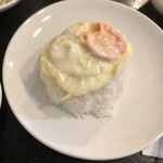 Vientai - ランチ「カオムーパロー(タイ風豚肉・煮タマゴとライス）」(1000円)のライスと目玉焼き