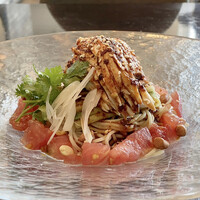 中国菜 老四川 飄香 銀座三越店 - 本場四川のバンバンジー涼麺
                    冷たくしまった麺と柔らかでジューシーな冠地鶏、シャキシャキな胡瓜とトマト、少しピリ辛な胡麻ダレ、料理は冷んやりですが香辛料と特性の辣油が身体の内側からホットにしてくれます♪