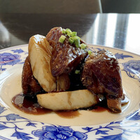 中国菜 老四川 飄香 銀座三越店 - スペアリブの黒酢ソース
                    柔らかで適度な噛み応えの骨付き肉は一味違います。
                    甘酸っぱい黒酢ソースにコクがあり酢豚とはまた違う味わいです。
                    揚げた長芋がサクッとして良い食感、黒酢に良く馴染んで美味しい♪