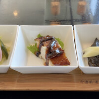 中国菜 老四川 飄香 銀座三越店 - 前菜3種盛り
                    ◎ 四川ピクルス
                    ◎ 大分冠地鶏のスモークチキン
                    ◎ キクラゲとセロリのさっぱり和え