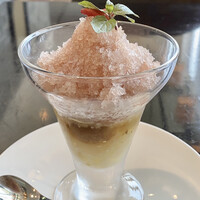 中国菜 老四川 飄香 銀座三越店 - 白きくらげとイチジクのグラニテ
                      イチジクのコンポート、上にイチジクのグラニテ、ミントの香りが爽やかな演出のとても美味しいデザート♪
                      白キクラゲは喉を潤す効果や食物繊維も豊富と身体にも嬉しい一品です。