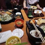 串亭 - （右奥）子供用セット
            《ごはん、ふりかけ、味噌汁（手前の朱色碗）》