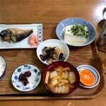 ビジネスホテル　フォーシーズン矢本 - 料理写真:夕食（850円）と缶ビール（300円）