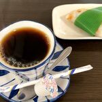 軽食レストラン カフェ マンマ - 食後のコーヒー（150円）と、女川の笹餅（サービス）