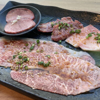 大徳壽 みなとみらい - ゴージャスランチセット4380円税込、一休から予約するとウエルカムドリンク付きでこの値段。左上から上塩タン、上ハラミ、上カルビ、イチボ、ミスジ