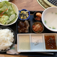 大徳壽 みなとみらい - ゴージャスランチセットのお肉以外の内容。チョレギサラダ、キムチ・ナムル盛合せ、ご飯、コムタンスープ